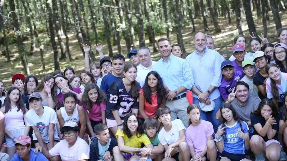 El director general de Juventud y Deportes de Castilla-La Mancha, Carlos Yuste, durante la visita que ha realizado al campamento juvenil El Pi&eacute;lago.