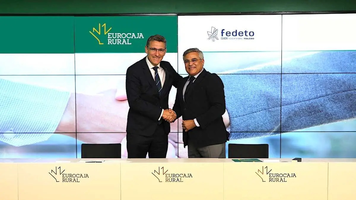 El director general de Eurocaja Rural, V&iacute;ctor Manuel Mart&iacute;n L&oacute;pez, y el presidente de la Federaci&oacute;n Empresarial Toledana (Fedeto), Javier de Antonio Arribas, durante la firma del convenio.