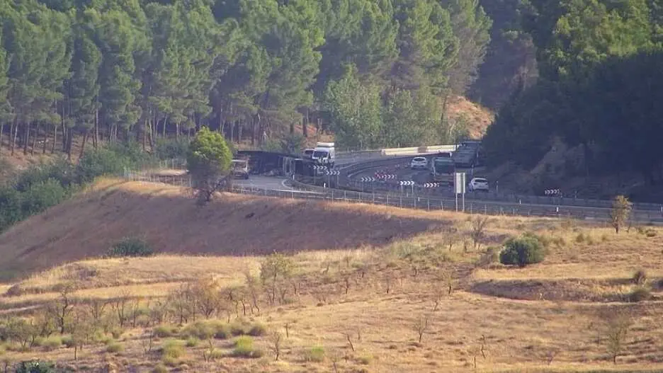 Herido un camionero tras arder su veh&iacute;culo en la A-4 en La Guardia (Toledo)