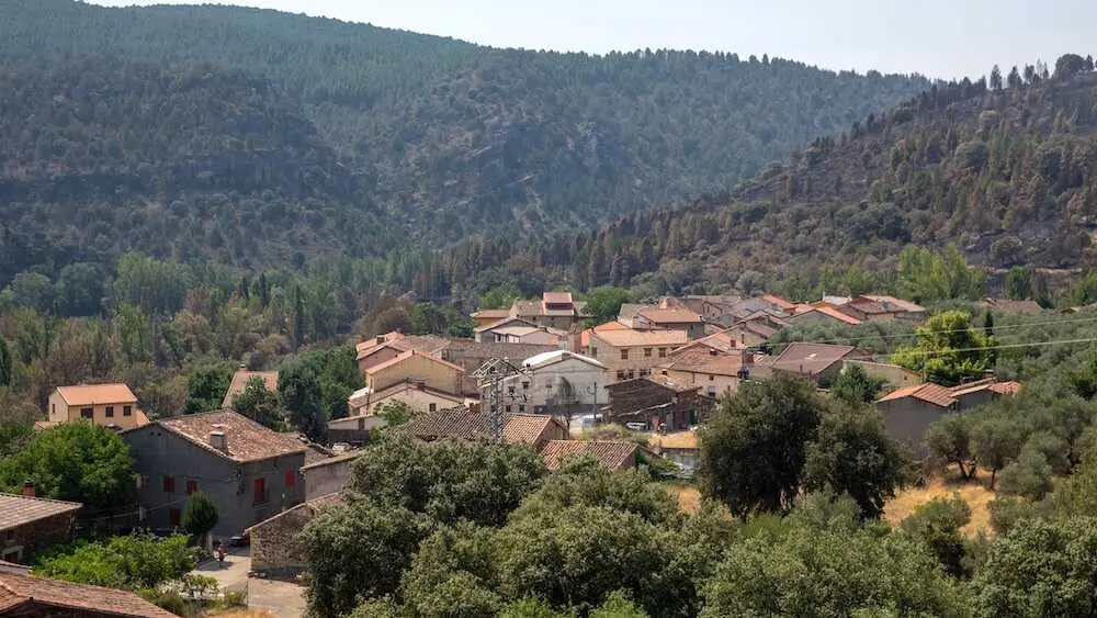 Vista de La Mierla (Guadalajara) con el terreno quemado por el incendio forestal al fondo - EP/Juanma Jim&eacute;nez