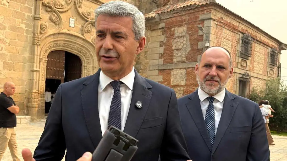 El secretario general del PSOE de la provincia de Toledo, &Aacute;lvaro Guti&eacute;rrez, atendiendo a los medios este s&aacute;bado en Nombela