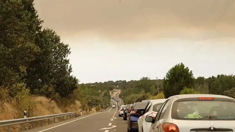 Miles de personas proceden a la evacuaci&oacute;n de los municipios afectados en direcci&oacute;n Toledo - EFE/Mariscal