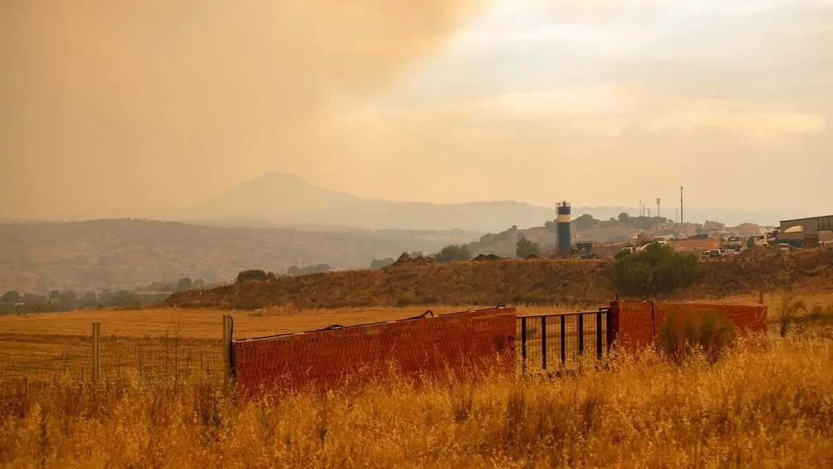 Intensa humareda en Almorox (Toledo) por los incendios forestales - EP/Juanma Jim&eacute;nez