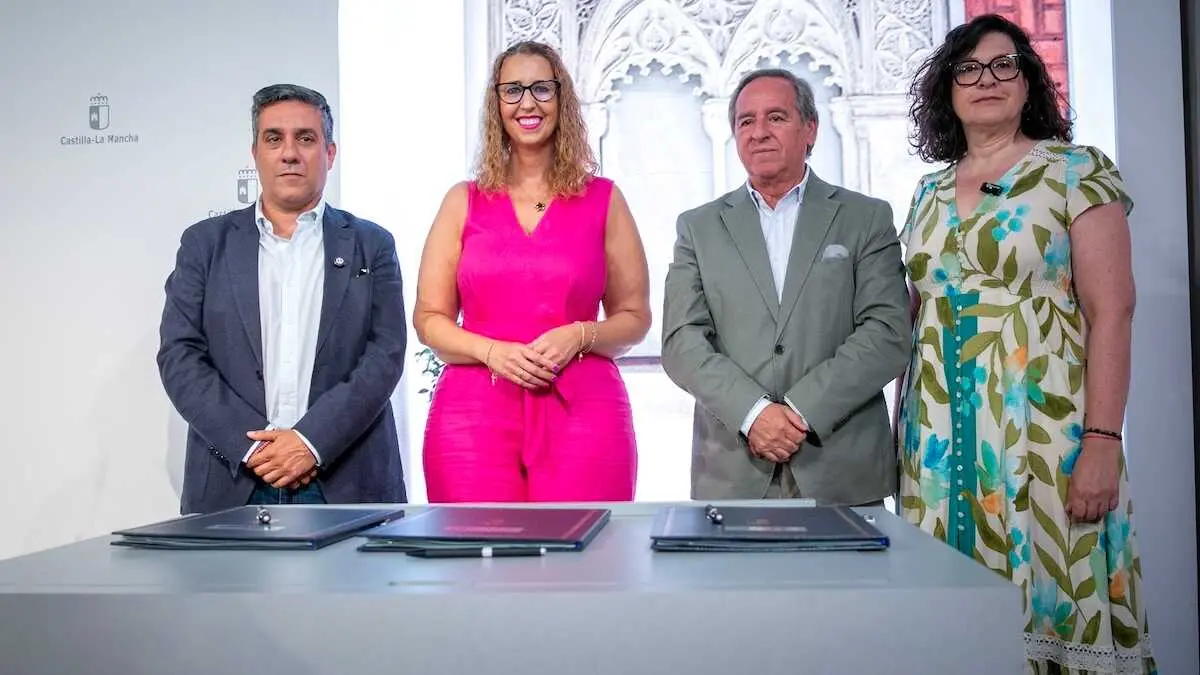 La consejera de Igualdad de Castilla-La Mancha, Sara Sim&oacute;n, ha firmado, en el Palacio de Fuensalida de Toledo, un acuerdo en materia LGTBI con UGT, CCOO y CECAM.