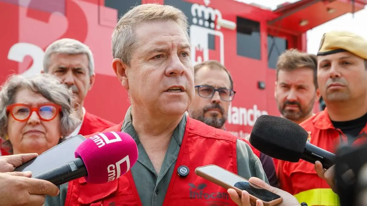 El presidente de Castilla-La Mancha, Emiliano Garc&iacute;a-Page, atiende a los medios en su visita este lunes al Puesto de Mando Avanzado (PMA) ubicado en La Iglesuela del Ti&eacute;tar (Toledo).