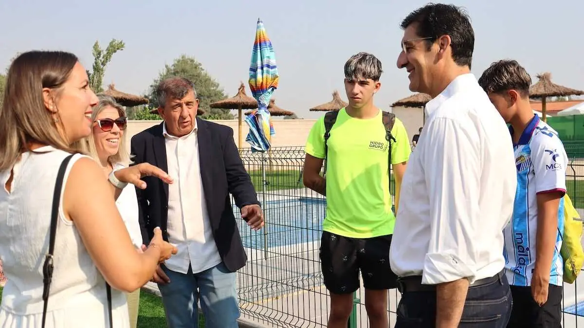 El vicepresidente segundo del Gobierno de Castilla-La Mancha, Jos&eacute; Manuel Caballero, ha inaugurado la piscina municipal de El Torno (Ciudad Real).