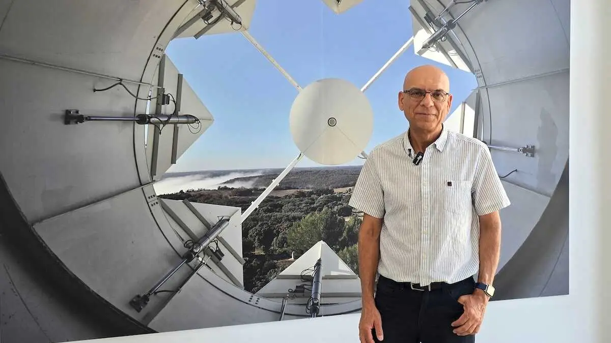 Pablo de Vicente, director del Observatorio de Yebes (Guadalajara), una infraestructura referencia en investigaci&oacute;n del Instituto Geogr&aacute;fico Nacional (IGN) y que se convertir&aacute; el 12 de agosto en el centro de seguimiento oficial del eclipse total solar -&nbsp; EFE/ Beatriz Retuerta