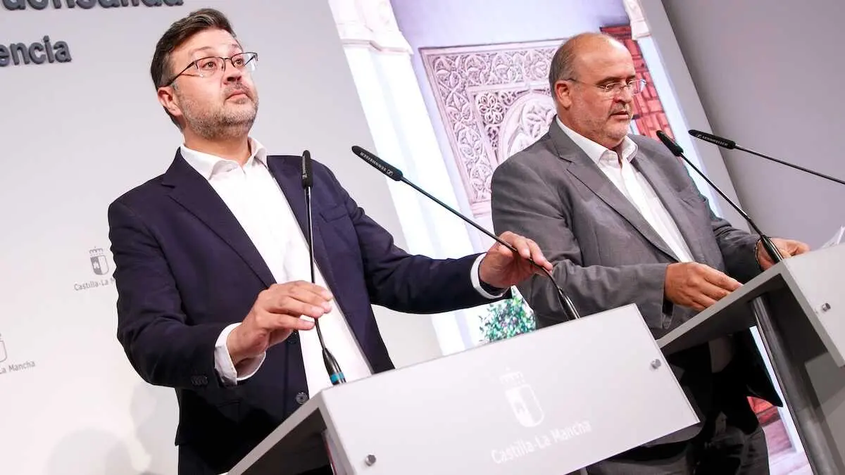 El consejero de Educaci&oacute;n, Cultura y Deportes de Castilla-La Mancha, Amador Pastor, informa en rueda de prensa de asuntos del Consejo de Gobierno relacionados con su departamento junto al vicepresidente primero, Jos&eacute; Luis Mart&iacute;nez Guijarro.