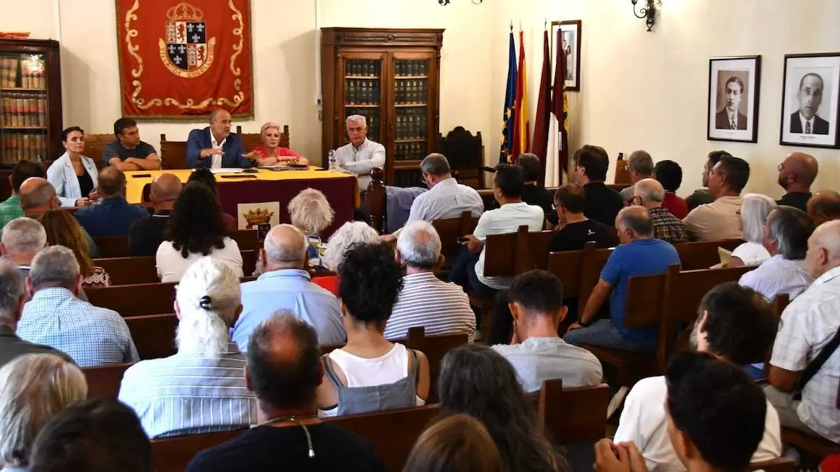 El vicepresidente primero del Gobierno regional, Jos&eacute; Luis Mart&iacute;nez Guijarro, durante la reuni&oacute;n en Cogolluddo (Guadalajara) con una treintena de representantes de municipios afectados por el incendio de la Sierra Norte.