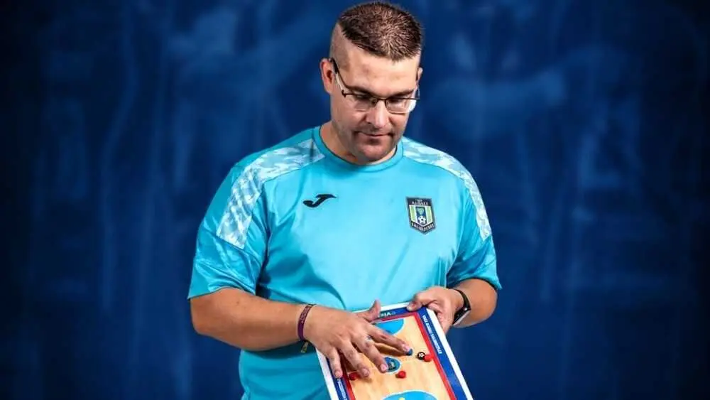 El Vi&ntilde;a Albali Valdepe&ntilde;as renueva a V&iacute;ctor Beas para el filial
