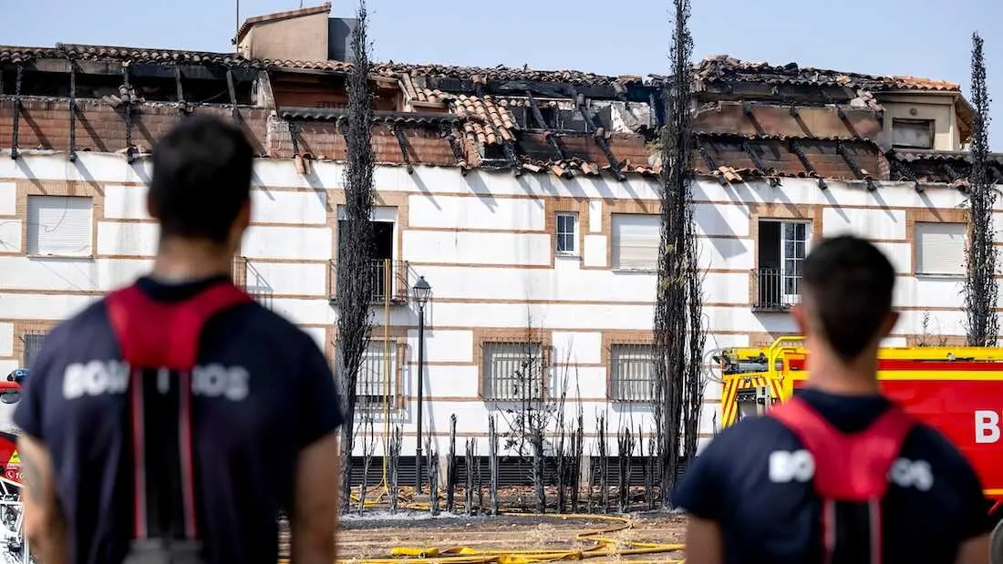 Un incendio originado en un jard&iacute;n de Almagro (Ciudad Real) ha obligado a desalojar a 30 personas de un bloque de viviendas, ya que las llamas han afectado a la cubierta del edificio y a ocho casas - EFE/Jes&uacute;s Monroy