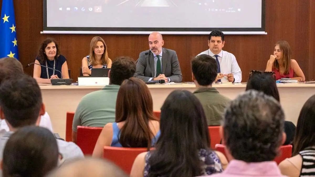 El director general de Recursos Humanos y Transformaci&oacute;n del SESCAM, &Iacute;&ntilde;igo Cort&aacute;zar, se ha reunido esta semana&nbsp;en Toledo con 14 residentes de las especialidades de Medicina del Trabajo y Enfermer&iacute;a del Trabajo que acaban de iniciar su periodo de formaci&oacute;n.