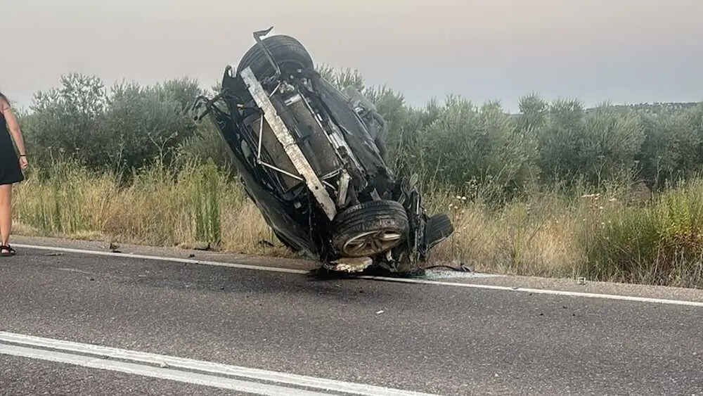 Muere un joven de 26 a&ntilde;os en un accidente de tr&aacute;fico en Cebolla (Toledo). En la imagen el estado en el que ha quedado el veh&iacute;culo por el joven fallecido. choque, colisi&oacute;n, salida de v&iacute;a, salirse de la v&iacute;a y volcar, coche volcado,