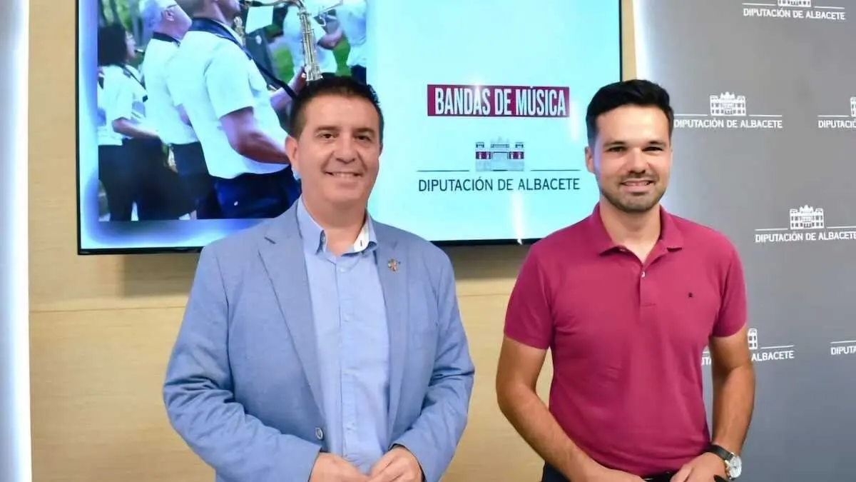 El presidente de la Diputaci&oacute;n de Albacete, Santiago Caba&ntilde;ero, junto al diputado de Cultura, Miguel Zamora, en una imagen de archivo en rueda de prensa.