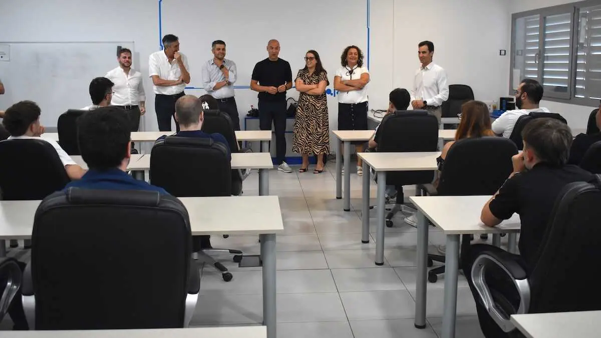 El director general de Formaci&oacute;n Profesional de Castilla-La Mancha, Jos&eacute; Rodrigo Cerrillo, en su visita a la sede central de la empresa Cojal&iacute;, ubicada en Campo de Criptana (Ciudad Real).