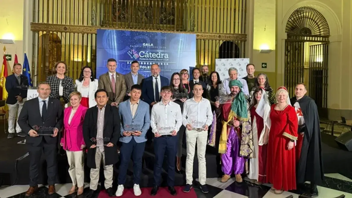 Imagen de familia de la anterior entrega de los Premios Cultura, Patrimonio e Innovaci&oacute;n en el Medio Rural de la C&aacute;tedra Fundaci&oacute;n Eurocaja Rural-UCLM