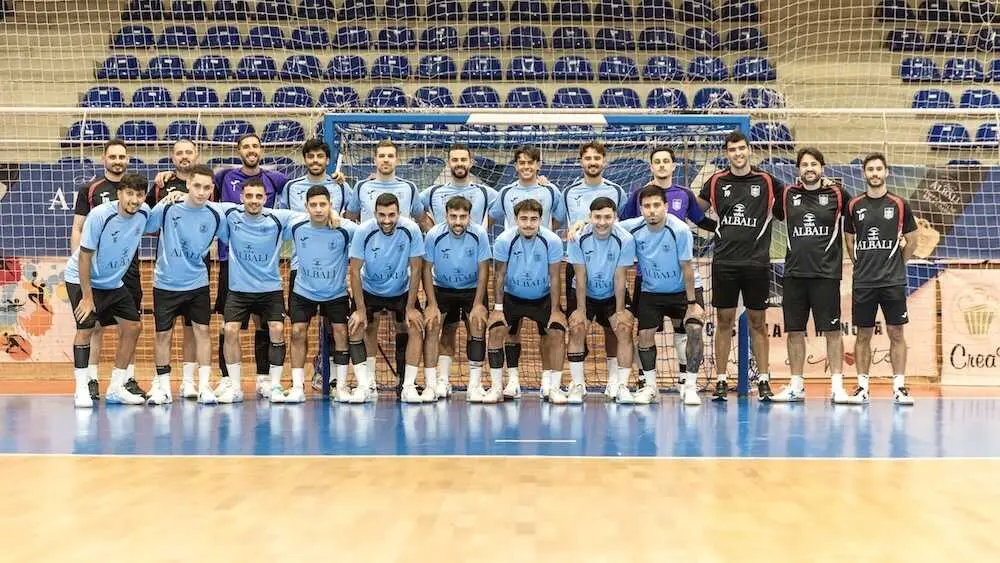 Imagen de familia de la plantilla del Vi&ntilde;a Albali Valdepe&ntilde;as temporada 2026-2027