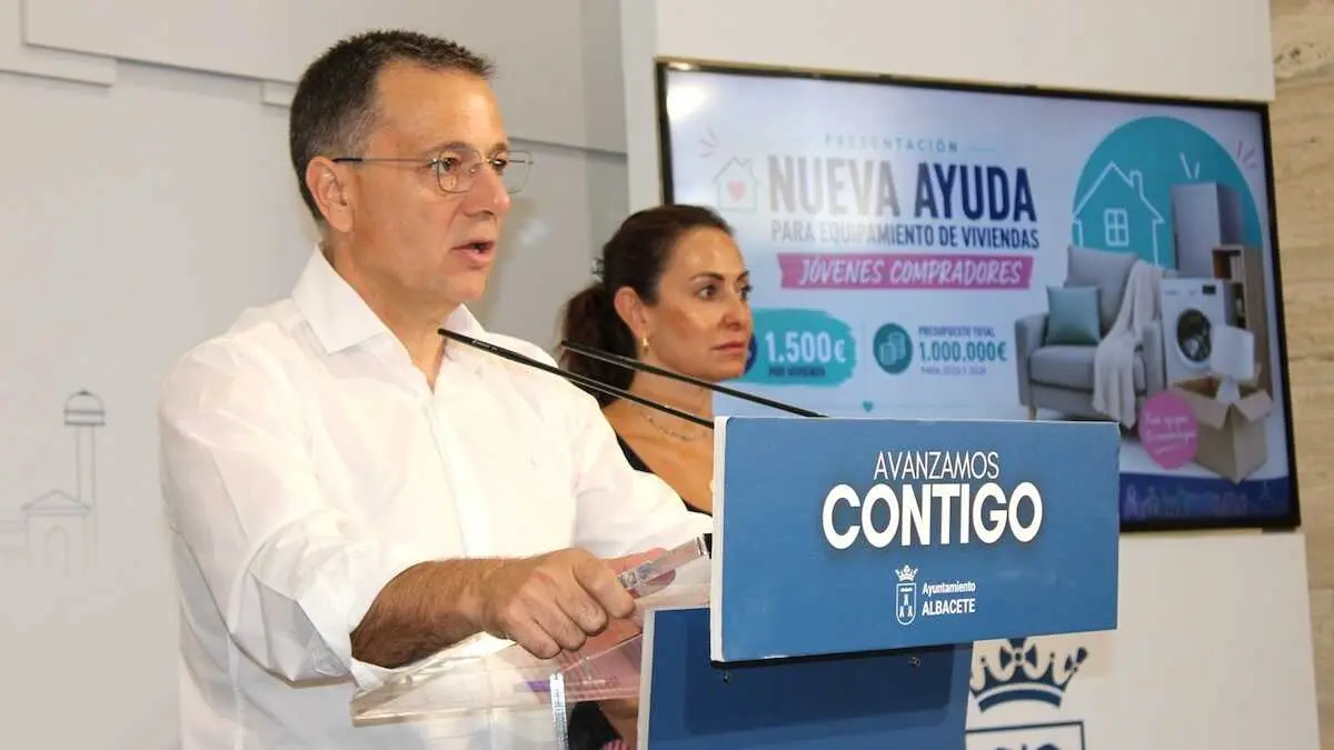 El alcalde de Albacete, Manuel Serrano, ha presentado las neuvas ayudas a jóvenes para equipamiento de viviendas.