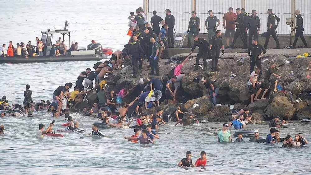 Decenas de personas llegando a nado a Ceuta, entre ellos menores - EP, inmigraci&oacute;n, migrantes, menas, marruecos, frontera, inmigrantes,