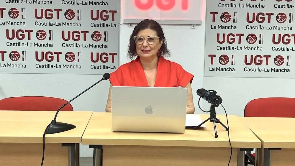 La secretaria de Mujer e Igualdad de UGT Servicios P&uacute;blicos Castilla-La Mancha, Lola Hern&aacute;ndez, durante la rueda de prensa que ha ofrecido.