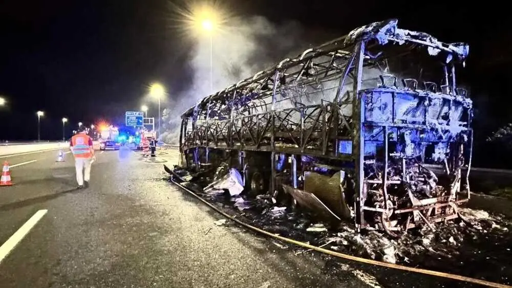 Imagen de archivo de un autob&uacute;s incendio tras un accidente de tr&aacute;fico