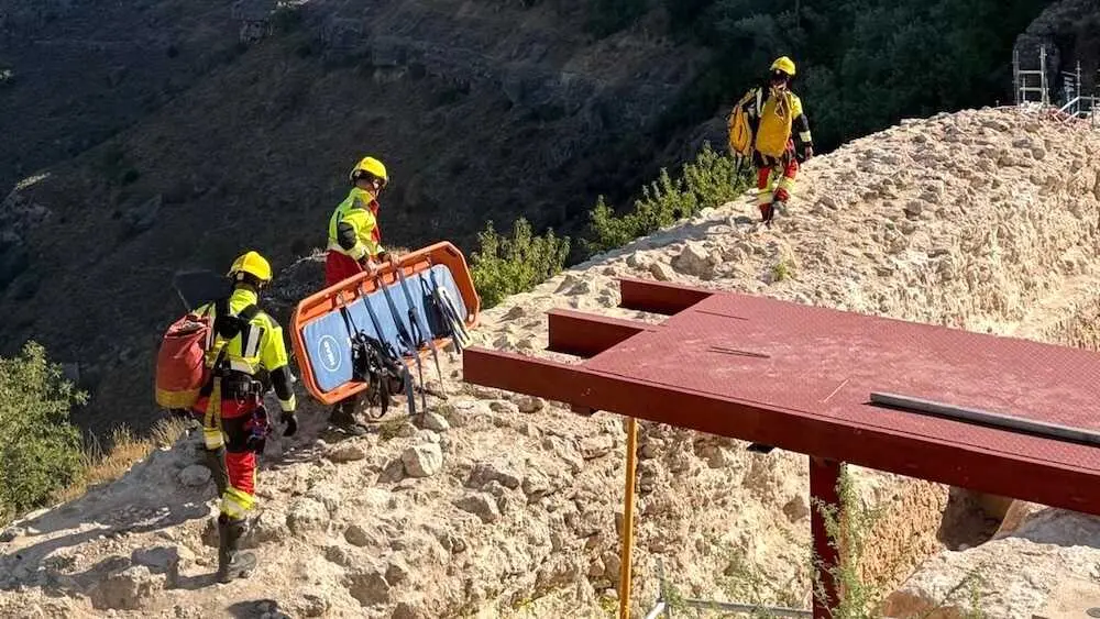 Bomberos rescatan a un trabajador al caer en la muralla de Cuenca