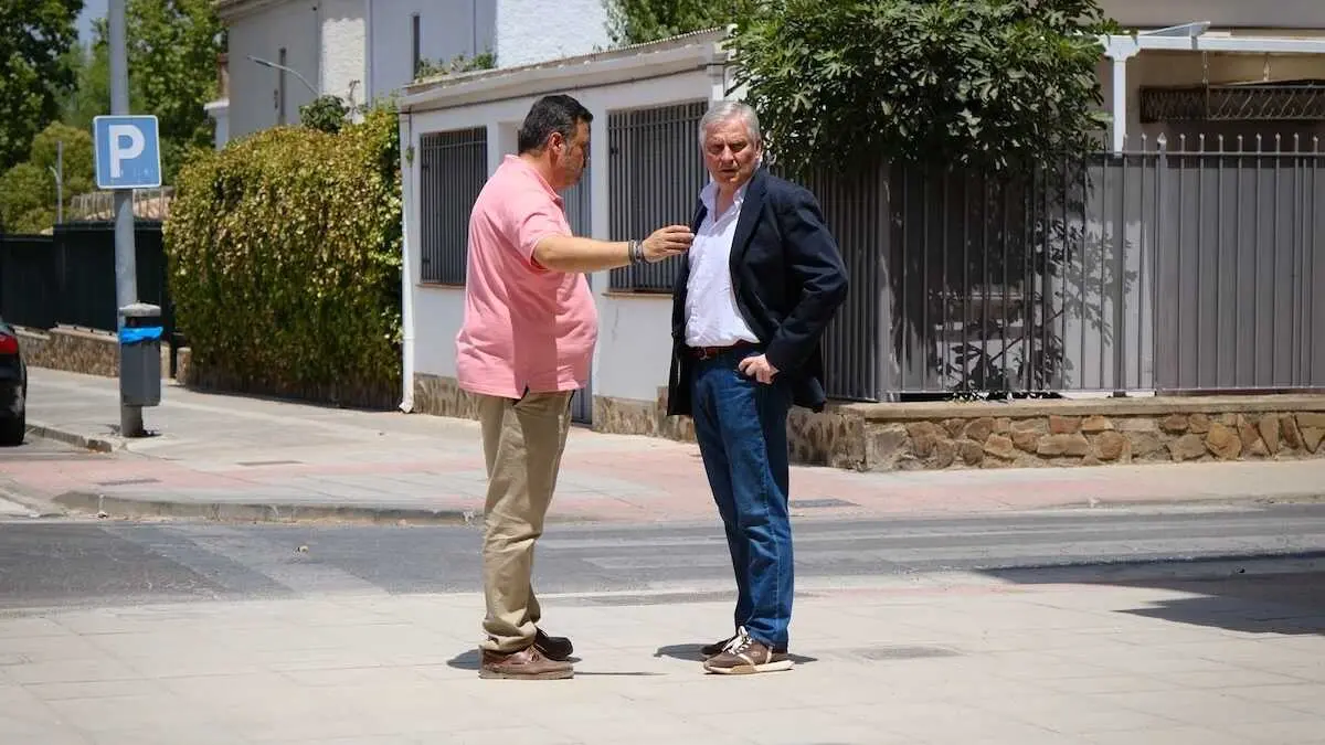 El alcalde de Ciudad Real, Paco Ca&ntilde;izares, visita las obras de mejora de acerados y pavimentos en el barrio del Pilar,