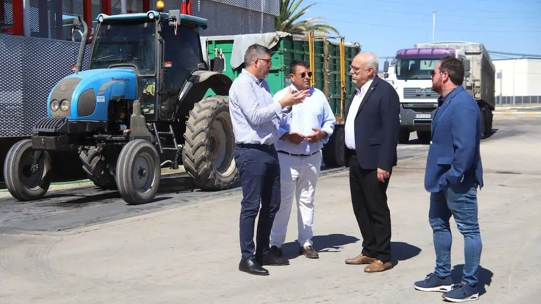 El alcalde de Manzanares (Ciudad Real), Julián Nieva, durante su visita a la Cooperativa Jesús del Perdón-Bodegas Yuntero
