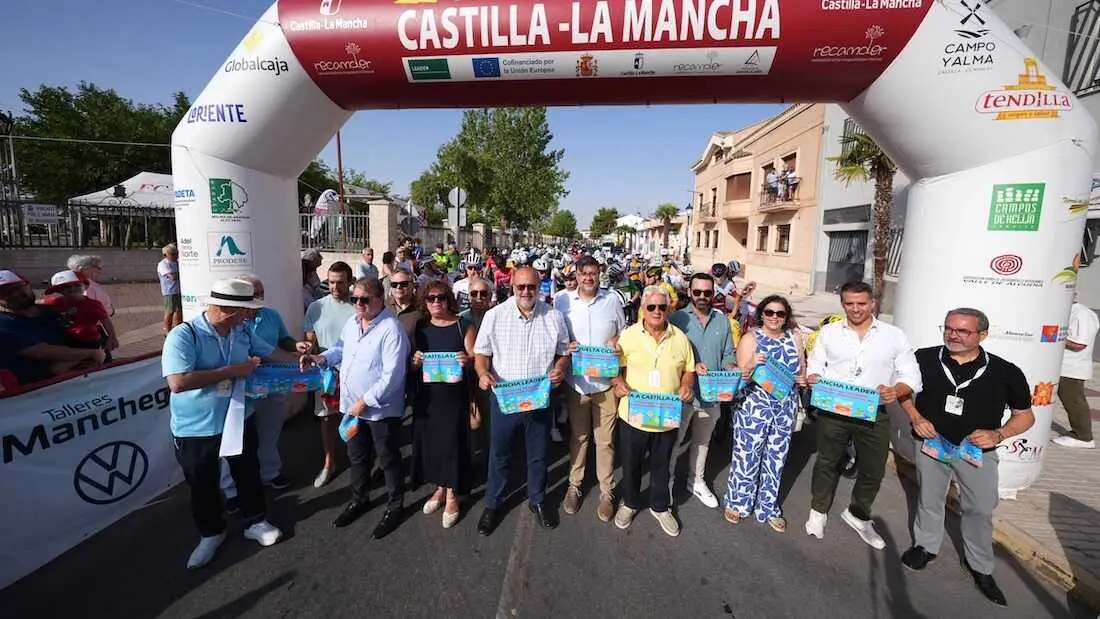 El vicepresidente primero del Gobierno de Castilla-La Mancha, Jos&eacute; Luis Mart&iacute;nez Guijarro, y el consejero de Educaci&oacute;n, Cultura y Deportes, Amador Pastor, han asistido este domingo a la salida de etapa de la II Vuelta Ciclista CLM Leader desde Taranc&oacute;n (Cuenca).