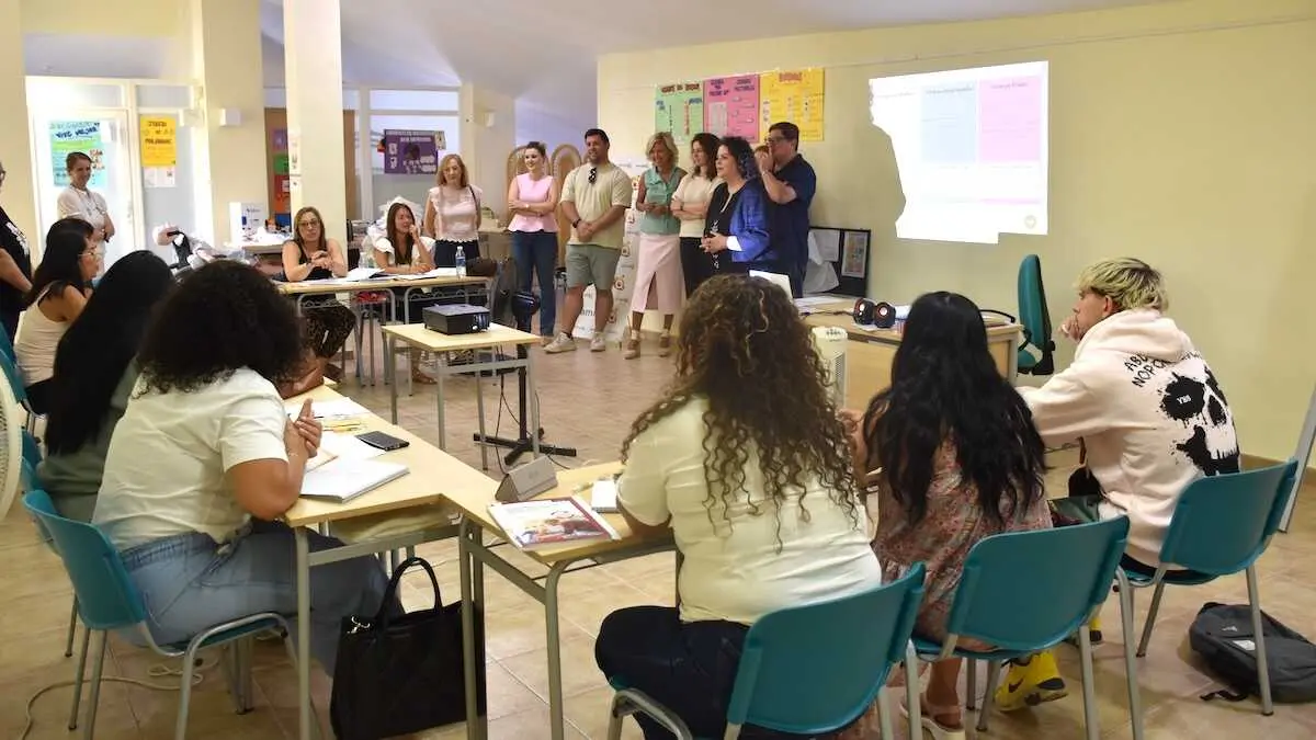 La directora general de FP en el &Aacute;mbito Laboral, Marta Rold&aacute;n, durante su visita a uno de los cursos de la Modalidad II de Formaci&oacute;n Profesional en el &Aacute;mbito Laboral que se est&aacute;n desarrollando en Arcas del Villar (Cuenca).