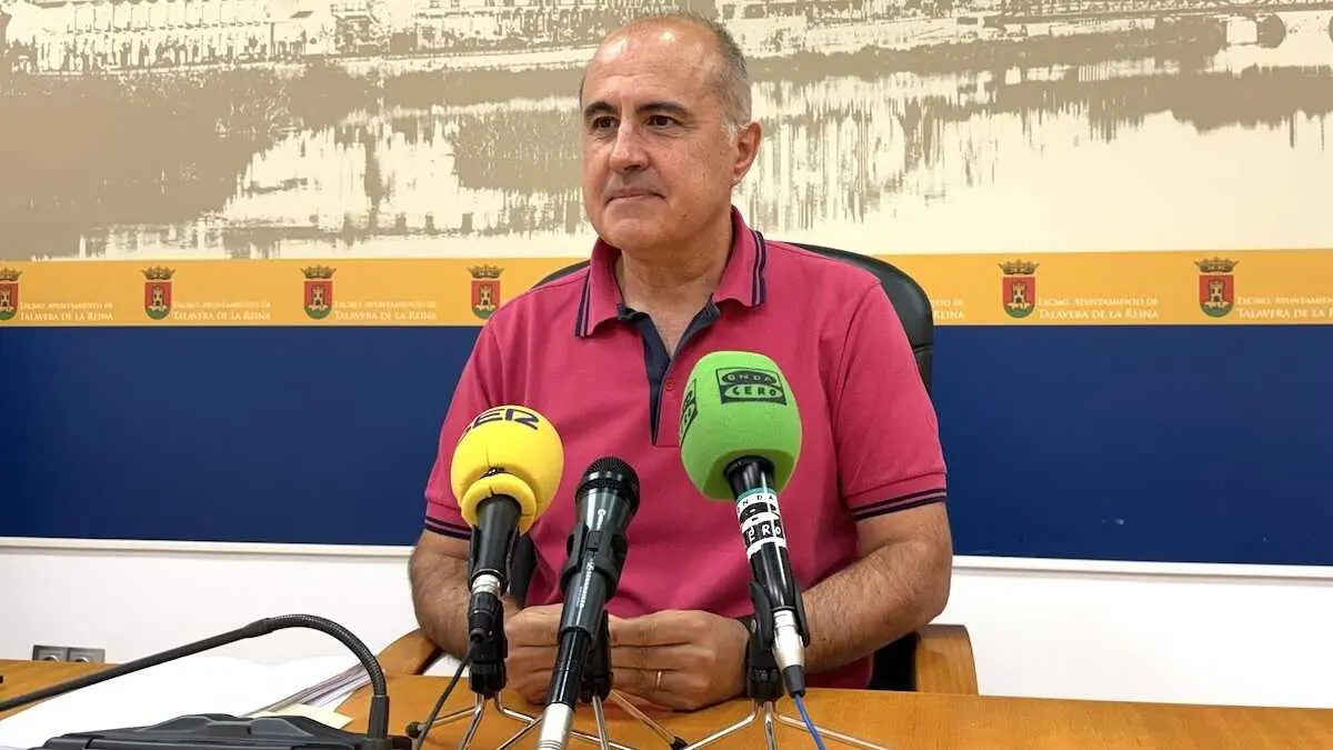 El portavoz del equipo de Gobierno del Ayuntamiento de Talavera de la Reina (Toledo), Jes&uacute;s Garc&iacute;a-Barroso, durante la rueda de prensda que ha ofrecido.