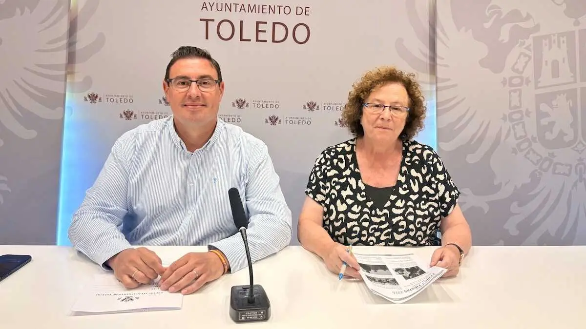 El concejal de Festejos y Juventud, Jos&eacute; Vicente Garc&iacute;a-Toledanos, junto a la concejal de Cultura, Ana P&eacute;rez, han presentado la programaci&oacute;n de la Feria y Fiestas de Agosto 2026 de Toledo.