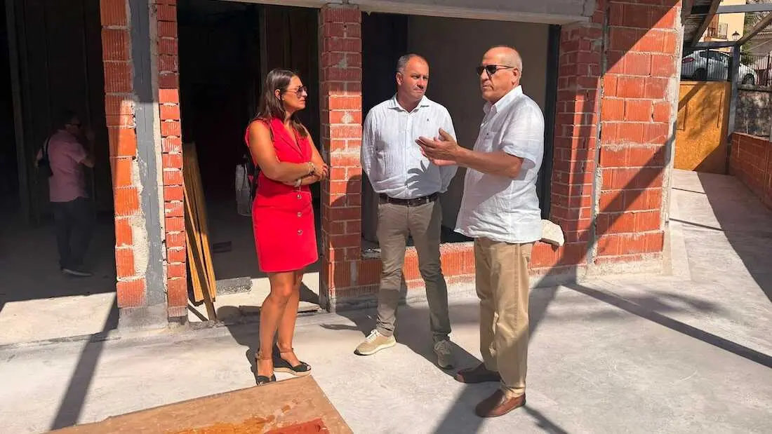 La directora general de Mayores del Gobierno de Castilla-La Mancha, Alba Rodr&iacute;guez, en su visita a las obras de la vivienda de mayores de Nerpio (Albacete)