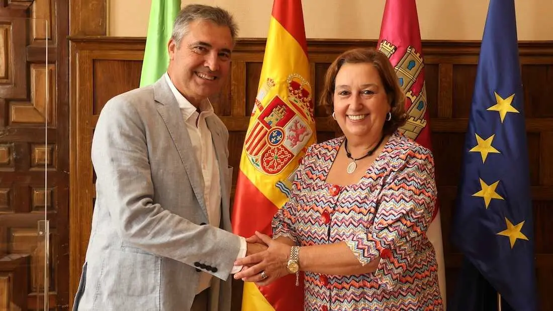 La presidenta de la Diputaci&oacute;n Provincial de Toledo, Concepci&oacute;n Cedillo, y el Secretario provincial de la Tesorer&iacute;a General de la Seguridad Social de Toledo, Enrique Molina Prados.