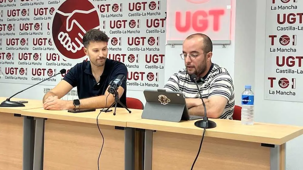 El secretario de Organizaci&oacute;n de RUGE a nivel confederal, Juan Antonio B&aacute;ez (d), acompa&ntilde;ado por el portavoz de RUGE Castilla-La Mancha, Adri&aacute;n Carbajo (i), durante la rueda de prensa que han ofrecido en Toledo.