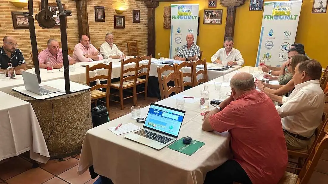 En la imagen un instante de la reuni&oacute;n de la Junta de Gobierno de la Federaci&oacute;n de Regantes del Alto Guadiana (FERGUALT)