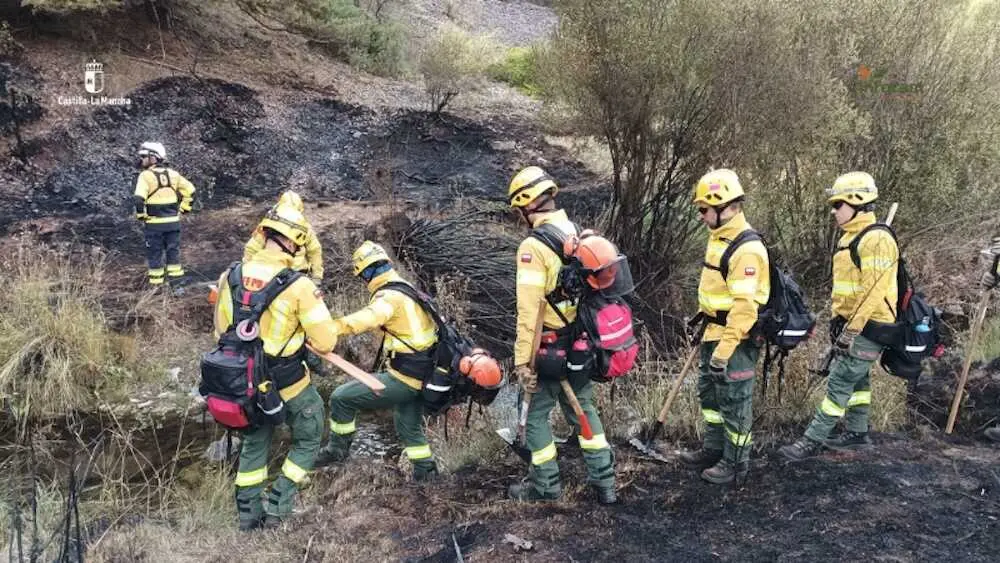 Controlado un incendio forestal en Checa (Guadalajara) que ha obligado a cortar la CM-2111