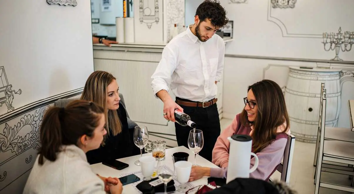 La facturaci&oacute;n del sector servicios sube un 18,9% en febrero en Castilla-La Mancha, camarero, hosteler&iacute;a, bar, restaurante, vino,