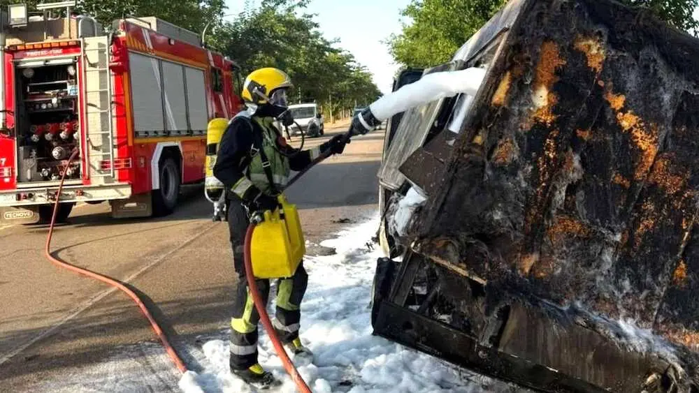 Arde un cami&oacute;n de congelados en Puerto L&aacute;pice (Ciudad Real) y queda calcinado