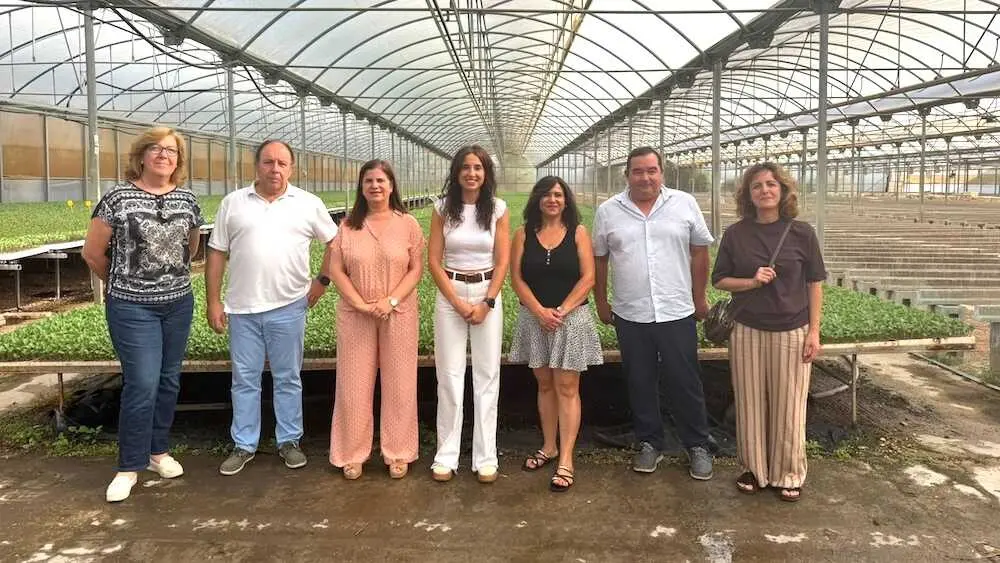 La directora general de Ordenaci&oacute;n Agropecuaria, Lydia Ben&iacute;tez, durante su visita a Viveros y Semilleros de La Mancha, VYSMAN, en Cinco Casas (Ciudad Real).