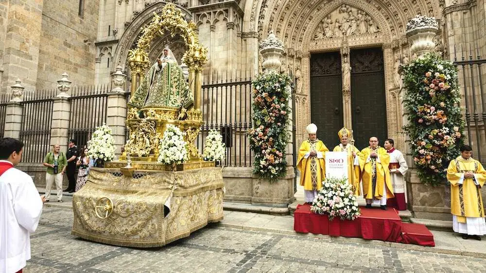 La Virgen del Sagrario sale de la Catedral con motivo de la proclamaci&oacute;n de la Bula con la que Le&oacute;n XIV convoca el primer A&ntilde;o Jubilar de la historia de la Catedral.