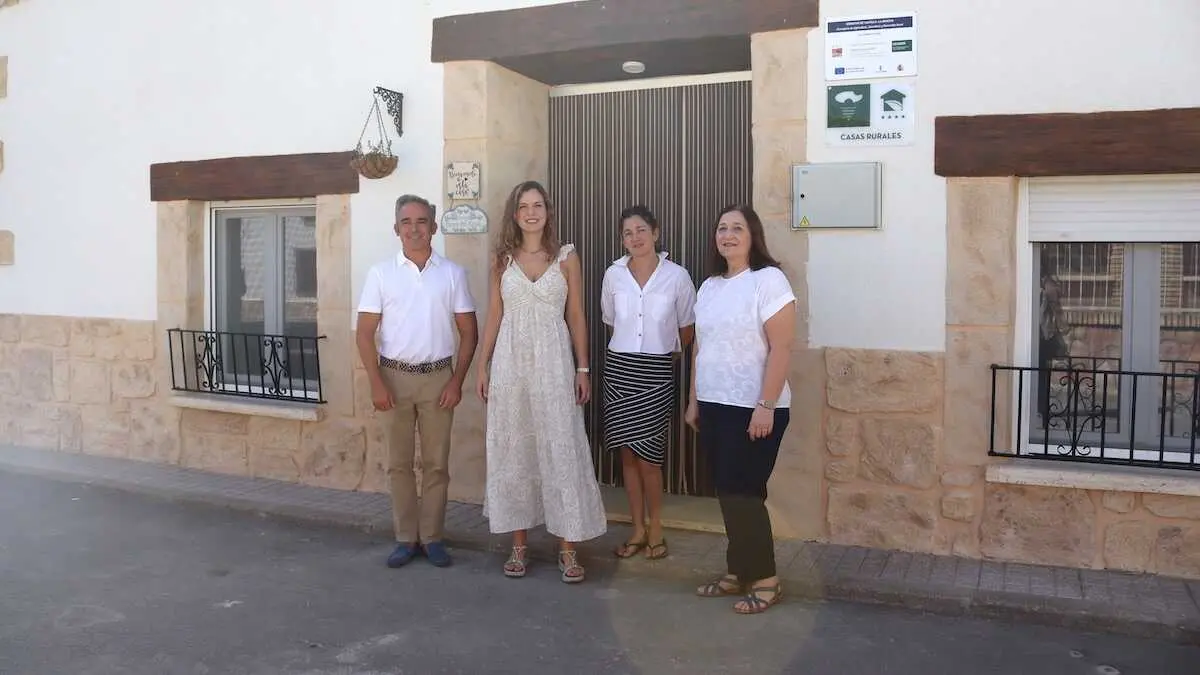 La directora general de Asuntos Europeos, Nazareth Rodrigo, ha tenido la ocasi&oacute;n de conocer la casa rural &lsquo;Hoya del Agua&rsquo; en el pueblo conquense de Casas de Haro, acompa&ntilde;ada por la gerente del grupo de acci&oacute;n local A.D.I. El Z&aacute;ncara, Trinidad Tribaldos.