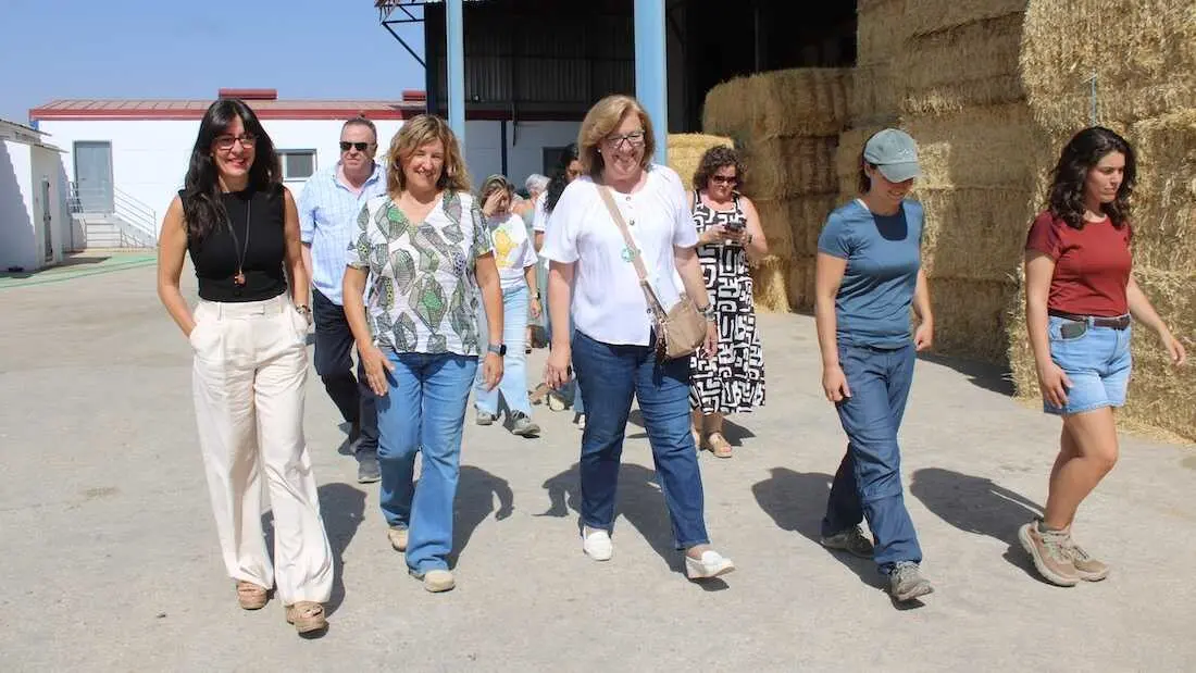 La delegada de la Junta en Ciudad Real, Blanca Fern&aacute;ndez, en su visita a la finca La Granja de Torre de Juan Abad