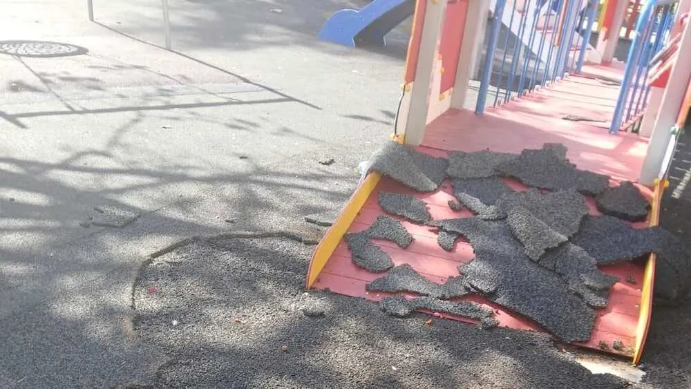 Vandalizan el &aacute;rea infantil del parque Las Quinientas en Cuenca