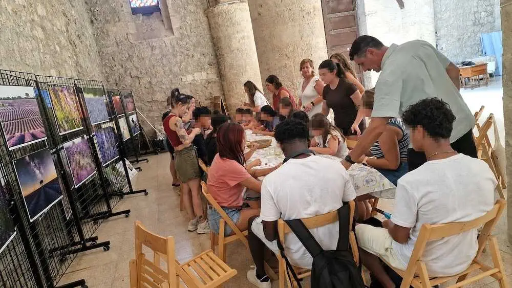 La directora general de Infancia y Familia, Inmaculada Tello, ha participado en la jornada de convivencia celebrada en Brihuega (Guadalajara) junto a menores atendidos por la Asociaci&oacute;n Vasija, entidad que gestiona en la provincia tres hogares residenciales y tres centros de d&iacute;a.