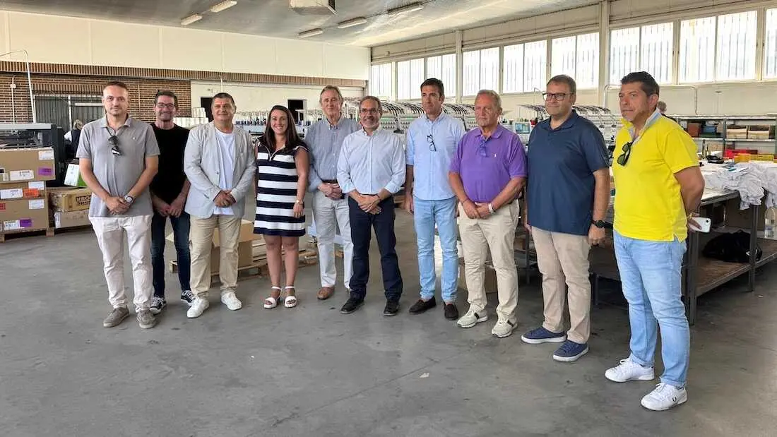 El director general de Desarrollo Rural, Jos&eacute; Juan Fern&aacute;ndez, durante su visita a la empresa Evayser, situada en la localidad toledana de Huecas.