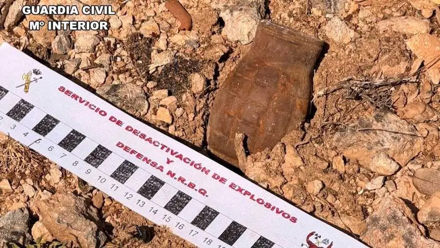 La Guardia Civil desactiva en Ab&aacute;nades (Guadalajara) una granada de guerra