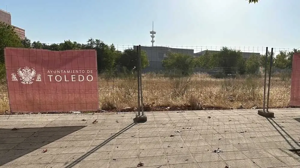En la imagen la parcela junto al Hospital Universitario de Toledo que se habilitar&aacute; como aparcamiento disuasorio