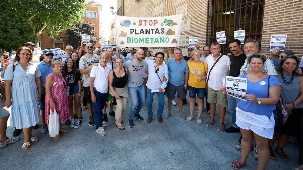 Varias personas protestan en el exterior del Ayuntamiento de Talavera de la Reina (Toledo), que ha aprobado este mi&eacute;rcoles por unanimidad en un pleno extraordinario una proposici&oacute;n para paralizar la instalaci&oacute;n de plantas de biometano en el t&eacute;rmino municipal - EFE/Manu Reino