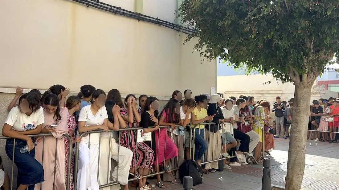 Ni&ntilde;as y ni&ntilde;os esperan a las puertas de la Jefatura Superior de Polic&iacute;a de Ceuta para que les registren - EP/Gabriela Sard&aacute; N&uacute;&ntilde;ez